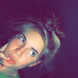 Meet your Posher, Caitlin